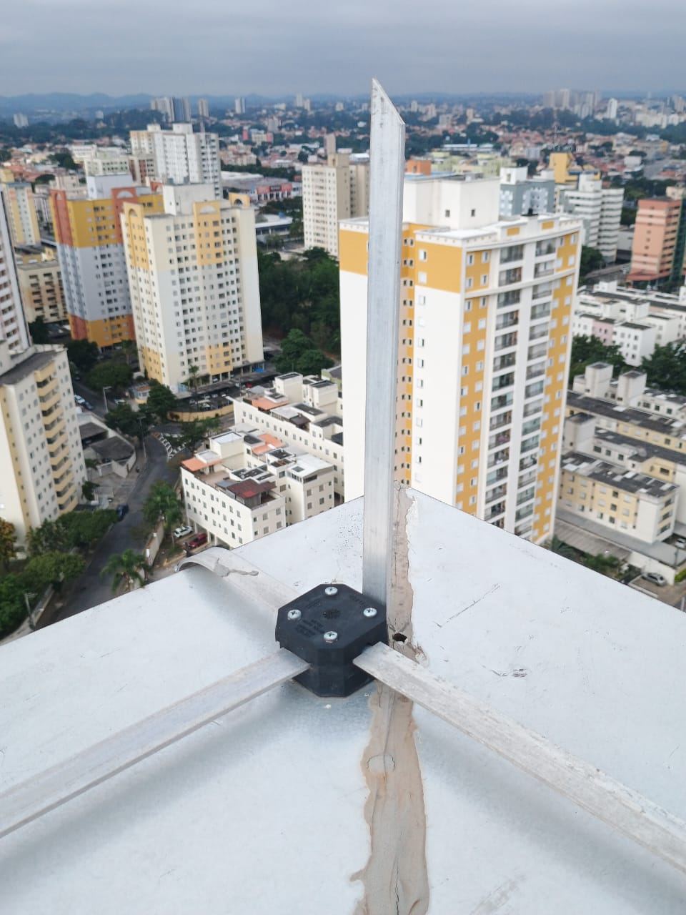 Captor de alumínio instalado na platibanda de edifício com a cidade de São José dos Campos ao fundo
