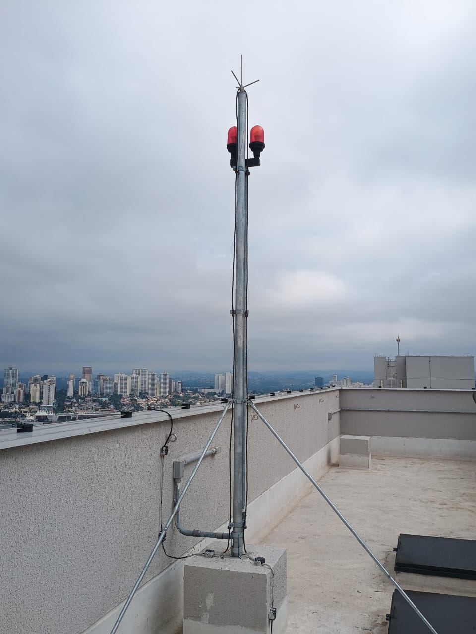 Mastro de para-raios com luzes de obstáculo no topo de edifício em São José dos Campos