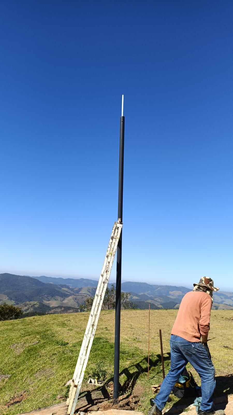 Mastro de para-raios instalado no alto de colina com vista para a Serra da Mantiqueira