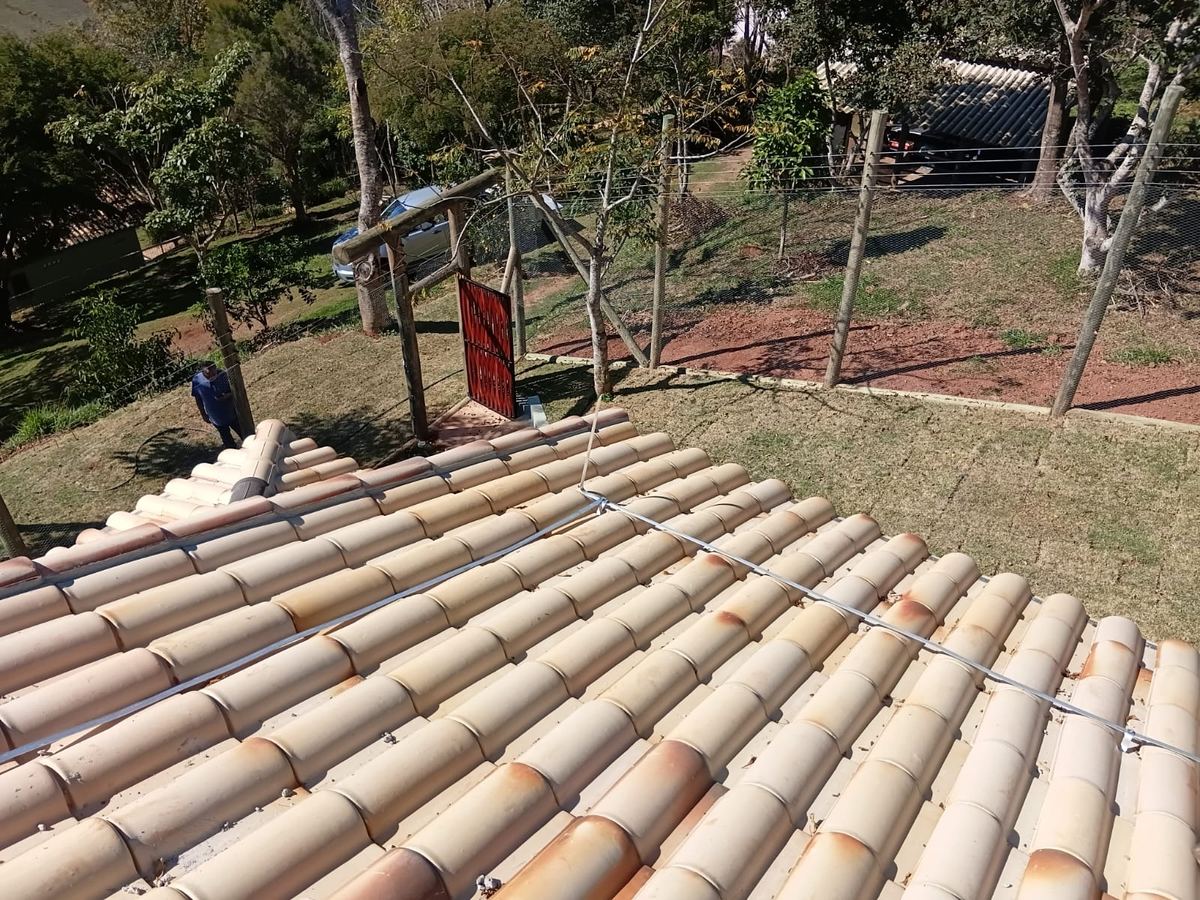 Condutores de alumínio de gaiola de Faraday instalados sobre telhado colonial em propriedade rural